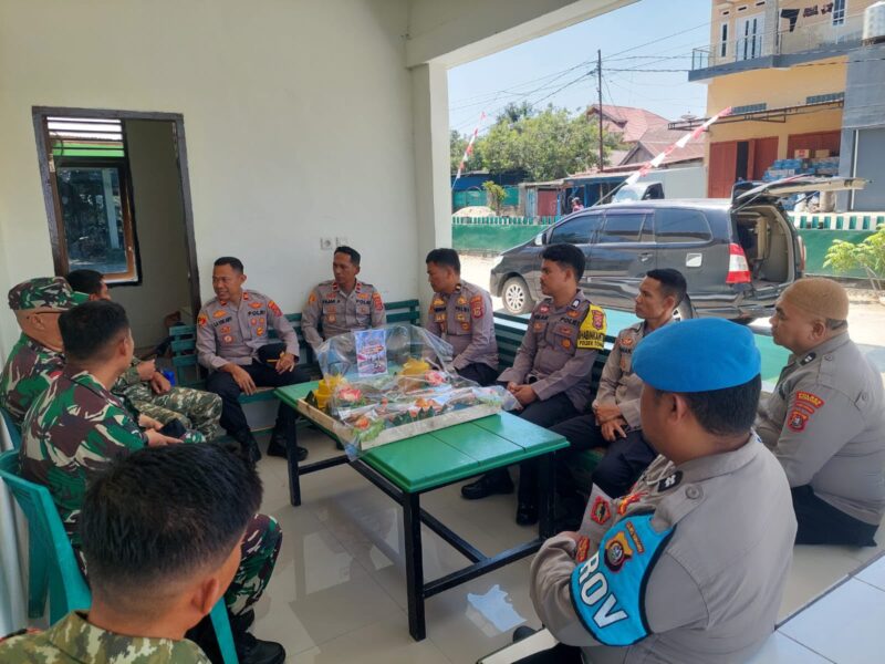 Kapolsek Unaaha Iptu La Ode Anti, S.H., M.H., bersama Kapolsek Tongauna dan Kapolsek Abuki menyerahkan nasi tumpeng kepada Bataud Koramil 1417-06/Unaaha Serka Badarudin sebagai simbol ucapan HUT TNI ke-81, Senin (5/10/2026).
