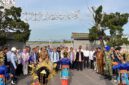 Ketua Umum DPP PAN Zulkifli Hasan (tengah) saat tiba di Bandara Haluoleo Kendari, disambut Tari Selamat Datang dan pengalungan bunga, Selasa (6/10/2026). 