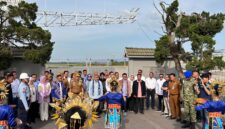 Ketua Umum DPP PAN Zulkifli Hasan (tengah) saat tiba di Bandara Haluoleo Kendari, disambut Tari Selamat Datang dan pengalungan bunga, Selasa (6/10/2026).