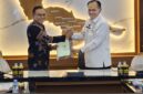 Bupati Konawe, H. Yusran Akbar, S.T. (kiri), menyerahkan dokumen sertifikat hibah secara simbolis kepada Kepala Kanwil Ditjenpas Sultra, Sulardi, Bc.IP., S.H., M.H (kanan), disaksikan langsung oleh jajaran pimpinan OPD.