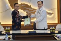 Bupati Konawe, H. Yusran Akbar, S.T. (kiri), menyerahkan dokumen sertifikat hibah secara simbolis kepada Kepala Kanwil Ditjenpas Sultra, Sulardi, Bc.IP., S.H., M.H (kanan), disaksikan langsung oleh jajaran pimpinan OPD.