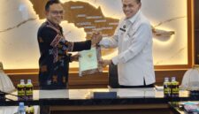 Bupati Konawe, H. Yusran Akbar, S.T. (kiri), menyerahkan dokumen sertifikat hibah secara simbolis kepada Kepala Kanwil Ditjenpas Sultra, Sulardi, Bc.IP., S.H., M.H (kanan), disaksikan langsung oleh jajaran pimpinan OPD.