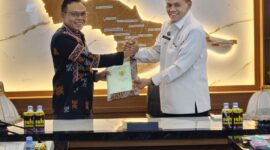Bupati Konawe, H. Yusran Akbar, S.T. (kiri), menyerahkan dokumen sertifikat hibah secara simbolis kepada Kepala Kanwil Ditjenpas Sultra, Sulardi, Bc.IP., S.H., M.H (kanan), disaksikan langsung oleh jajaran pimpinan OPD.