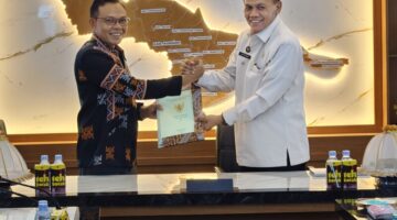 Bupati Konawe, H. Yusran Akbar, S.T. (kiri), menyerahkan dokumen sertifikat hibah secara simbolis kepada Kepala Kanwil Ditjenpas Sultra, Sulardi, Bc.IP., S.H., M.H (kanan), disaksikan langsung oleh jajaran pimpinan OPD.