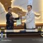 Bupati Konawe, H. Yusran Akbar, S.T. (kiri), menyerahkan dokumen sertifikat hibah secara simbolis kepada Kepala Kanwil Ditjenpas Sultra, Sulardi, Bc.IP., S.H., M.H (kanan), disaksikan langsung oleh jajaran pimpinan OPD.