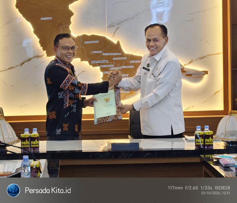Bupati Konawe, H. Yusran Akbar, S.T. (kiri), menyerahkan dokumen sertifikat hibah secara simbolis kepada Kepala Kanwil Ditjenpas Sultra, Sulardi, Bc.IP., S.H., M.H (kanan), disaksikan langsung oleh jajaran pimpinan OPD.