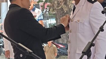 Bupati Konawe secara simbolis menyematkan tanda jabatan kepada Suparman Pagala sebagai Kepala Desa Lerehoma. (Foto: Persada Kita)