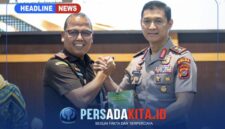 Kapolda Sulawesi Tenggara Irjen Pol. Dr. Himawan Bayu Aji, S.H., S.I.K., M.H., bersama Kepala Kejaksaan Tinggi Sultra Dr. Sugeng Riyanta, S.H., M.H., saat menghadiri Lelang Serentak Barang Rampasan Negara di Aula Kejati Sultra, Kamis (29/10/2026).