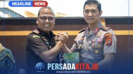 Kapolda Sulawesi Tenggara Irjen Pol. Dr. Himawan Bayu Aji, S.H., S.I.K., M.H., bersama Kepala Kejaksaan Tinggi Sultra Dr. Sugeng Riyanta, S.H., M.H., saat menghadiri Lelang Serentak Barang Rampasan Negara di Aula Kejati Sultra, Kamis (29/10/2026).