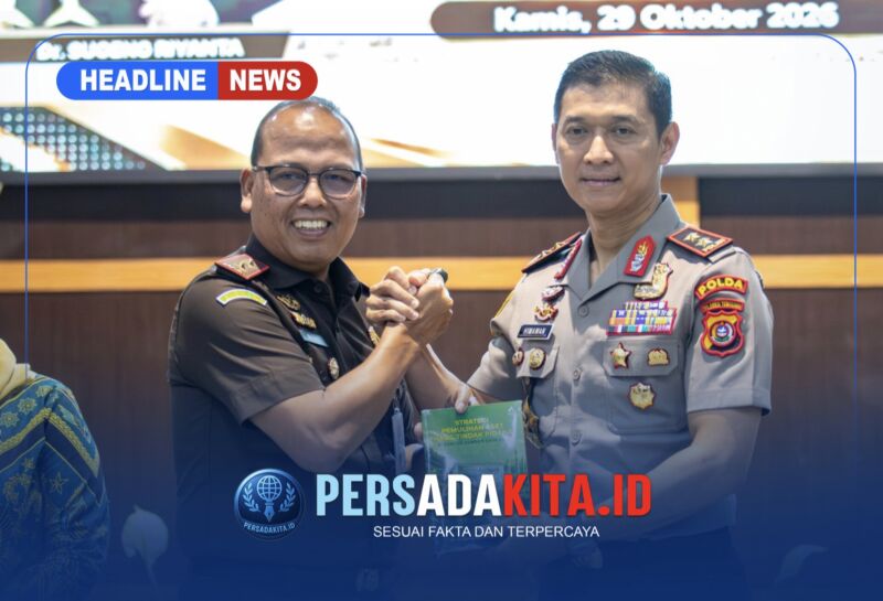 Kapolda Sulawesi Tenggara Irjen Pol. Dr. Himawan Bayu Aji, S.H., S.I.K., M.H., bersama Kepala Kejaksaan Tinggi Sultra Dr. Sugeng Riyanta, S.H., M.H., saat menghadiri Lelang Serentak Barang Rampasan Negara di Aula Kejati Sultra, Kamis (29/10/2026).