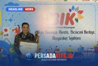 Abdul Rahman Djuhasin, S.SSTPi ( Kabid Pengembangan Sumberdaya, Kelembagaan dan Pengawasan Sumberdaya Perikanan, Dinas Perikanan Konawe) 
saat menerima Sertifikat BIK Award 2026.