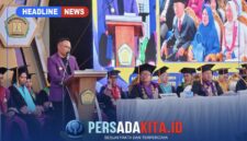 Bupati Konawe H. Yusran Akbar, S.T., menyampaikan sambutan dan paparan data kinerja di podium utama Wisuda ke-XXXI Universitas Lakidende, Unaaha, Sabtu (31/10/2026).