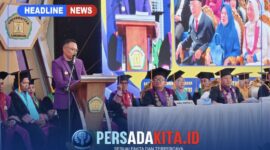 Bupati Konawe H. Yusran Akbar, S.T., menyampaikan sambutan dan paparan data kinerja di podium utama Wisuda ke-XXXI Universitas Lakidende, Unaaha, Sabtu (31/10/2026).