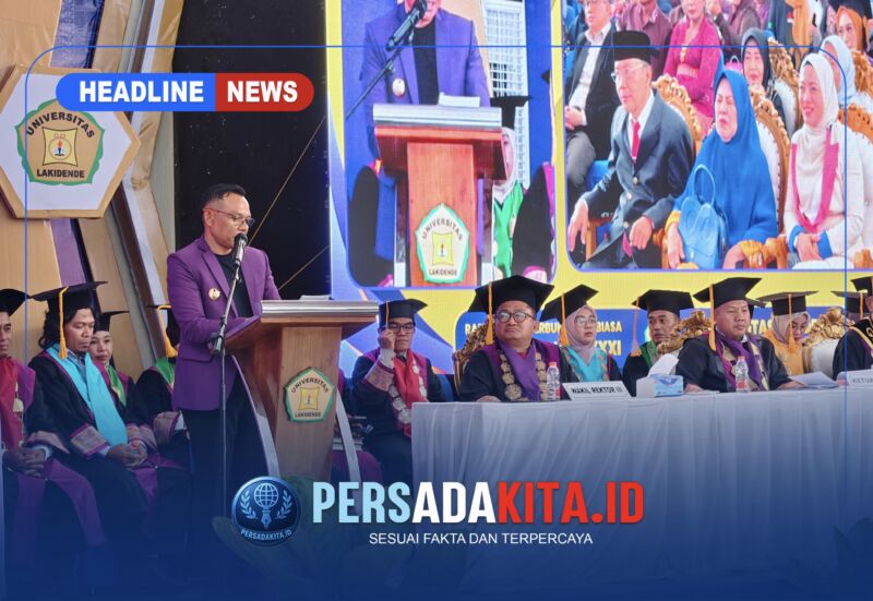 Bupati Konawe H. Yusran Akbar, S.T., menyampaikan sambutan dan paparan data kinerja di podium utama Wisuda ke-XXXI Universitas Lakidende, Unaaha, Sabtu (31/10/2026).