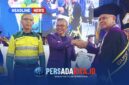 Bupati Konawe H Yusran Akbar ST, Ketua IKA Unilaki, menerima Piagam Penghargaan Tokoh Pemuda Inspirasi Pendidikan dari pihak Universitas Lakidende di Sidang Senat Terbuka Wisuda ke-31 Unilaki.