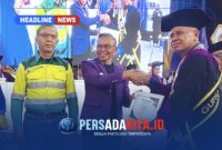 Bupati Konawe H Yusran Akbar ST, Ketua IKA Unilaki, menerima Piagam Penghargaan Tokoh Pemuda Inspirasi Pendidikan dari pihak Universitas Lakidende di Sidang Senat Terbuka Wisuda ke-31 Unilaki.