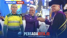 Bupati Konawe H Yusran Akbar ST, Ketua IKA Unilaki, menerima Piagam Penghargaan Tokoh Pemuda Inspirasi Pendidikan dari pihak Universitas Lakidende di Sidang Senat Terbuka Wisuda ke-31 Unilaki.