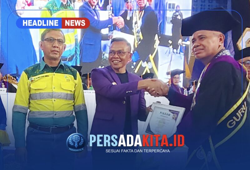 Bupati Konawe H Yusran Akbar ST, Ketua IKA Unilaki, menerima Piagam Penghargaan Tokoh Pemuda Inspirasi Pendidikan dari pihak Universitas Lakidende di Sidang Senat Terbuka Wisuda ke-31 Unilaki.