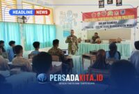 Mayor Inf Destamar Jaya (tengah) memberikan materi sosialisasi penerimaan prajurit TNI AD di hadapan siswa-siswi SMAN 1 Kabangka, Sabtu (31/10/2026).