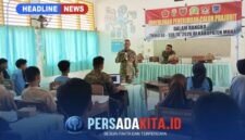 Mayor Inf Destamar Jaya (tengah) memberikan materi sosialisasi penerimaan prajurit TNI AD di hadapan siswa-siswi SMAN 1 Kabangka, Sabtu (31/10/2026).