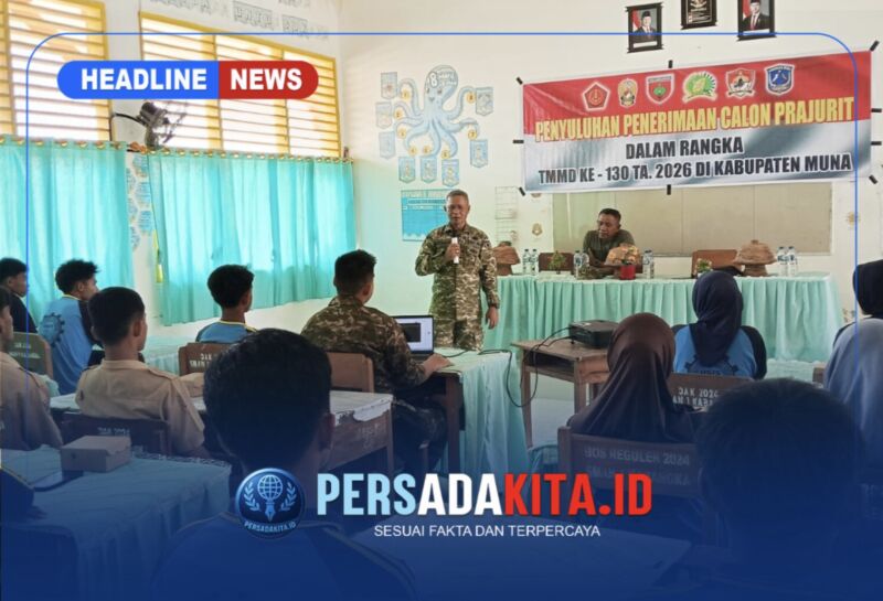 Mayor Inf Destamar Jaya (tengah) memberikan materi sosialisasi penerimaan prajurit TNI AD di hadapan siswa-siswi SMAN 1 Kabangka, Sabtu (31/10/2026).