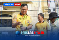 Kapolresta Kendari, Kombes Pol. Safi’i Nafsikin, S.H., S.I.K., M.H. (tengah) memegang bibit pohon gaharu didampingi pejabat utama saat melaksanakan kegiatan Green Policing di Mapolresta Kendari, Jumat (30/10/2026).