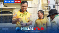 Kapolresta Kendari, Kombes Pol. Safi’i Nafsikin, S.H., S.I.K., M.H. (tengah) memegang bibit pohon gaharu didampingi pejabat utama saat melaksanakan kegiatan Green Policing di Mapolresta Kendari, Jumat (30/10/2026).