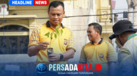 Kapolresta Kendari, Kombes Pol. Safi’i Nafsikin, S.H., S.I.K., M.H. (tengah) memegang bibit pohon gaharu didampingi pejabat utama saat melaksanakan kegiatan Green Policing di Mapolresta Kendari, Jumat (30/10/2026).