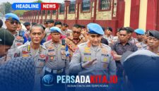 Kabid Propam Polda Sultra, Kombes Pol Erick Budi Santoso (kanan), memberikan keterangan pers terkait kasus dugaan intimidasi terhadap jurnalis TV One di Mapolda Sultra, Jumat (09/10/2026).