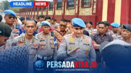 Kabid Propam Polda Sultra, Kombes Pol Erick Budi Santoso (kanan), memberikan keterangan pers terkait kasus dugaan intimidasi terhadap jurnalis TV One di Mapolda Sultra, Jumat (09/10/2026).