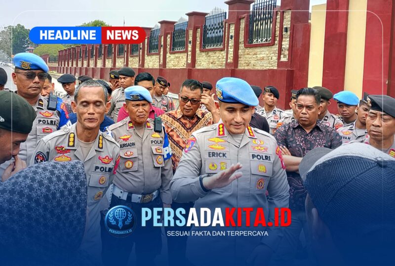 Kabid Propam Polda Sultra, Kombes Pol Erick Budi Santoso (kanan), memberikan keterangan pers terkait kasus dugaan intimidasi terhadap jurnalis TV One di Mapolda Sultra, Jumat (09/10/2026).
