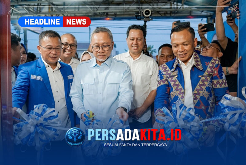 Ketua Umum DPP PAN Zulkifli Hasan didampingi Ketua DPW PAN Sultra, H Yusran Akbar ST (kanan) dan Ketua panitia penyeleggara, H Syamsul Ibrahim SE MSi (kiri) menggunting pita tanda diresmikannya Sekretariat DPW PAN Sultra di Kendari, Selasa (6/10/2026).