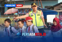 Aksi humanis Kapolres Konawe, AKBP Edi Raharjono, S.I.K., M.Si   memastikan anak-anak sekolah tiba di seberang jalan dengan selamat.