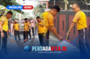 Kapolres Konawe AKBP Edi Raharjono beserta jajaran bergotong royong melaksanakan aksi Green Policing, menyapu halaman  Gereja Jemaat Sion Unaaha dalam kegiatan Jumat Bersih, Jumat (23/10/2026). (Foto: Humas Polres Konawe)