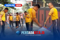 Kapolres Konawe AKBP Edi Raharjono beserta jajaran bergotong royong melaksanakan aksi Green Policing, menyapu halaman  Gereja Jemaat Sion Unaaha dalam kegiatan Jumat Bersih, Jumat (23/10/2026). (Foto: Humas Polres Konawe)