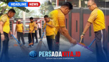 Kapolres Konawe AKBP Edi Raharjono beserta jajaran bergotong royong melaksanakan aksi Green Policing, menyapu halaman Gereja Jemaat Sion Unaaha dalam kegiatan Jumat Bersih, Jumat (23/10/2026). (Foto: Humas Polres Konawe)