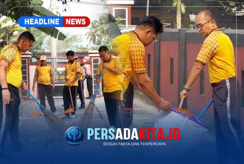 Kapolres Konawe AKBP Edi Raharjono beserta jajaran bergotong royong melaksanakan aksi Green Policing, menyapu halaman  Gereja Jemaat Sion Unaaha dalam kegiatan Jumat Bersih, Jumat (23/10/2026). (Foto: Humas Polres Konawe)