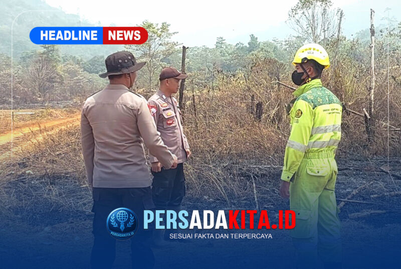 Kapolsek Routa Iptu Fahri L., S.H., bersama personel dan warga bergerak cepat memadamkan api di Desa Parudongka.