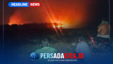 Kobaran api yang membara di area rumpun sagu Kecamatan Onembute, Konawe, terlihat jelas dari kejauhan pada Jumat malam (23/10/2026). (Dok. Atsar)