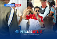 Orator LSM LIRA Konawe, Sumantri, menyampaikan orasi kritik terkait kinerja Dinas PU (Foto: PersadaKita.id)
