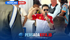 Orator LSM LIRA Konawe, Sumantri, menyampaikan orasi kritik terkait kinerja Dinas PU (Foto: PersadaKita.id)