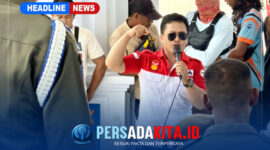 Orator LSM LIRA Konawe, Sumantri, menyampaikan orasi kritik terkait kinerja Dinas PU (Foto: PersadaKita.id)