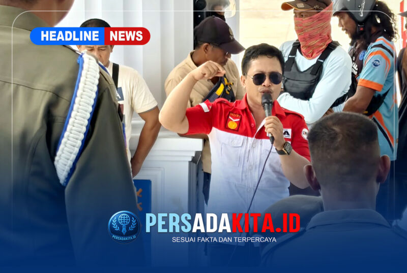 Orator LSM LIRA Konawe, Sumantri, menyampaikan orasi kritik terkait kinerja Dinas PU (Foto: PersadaKita.id)