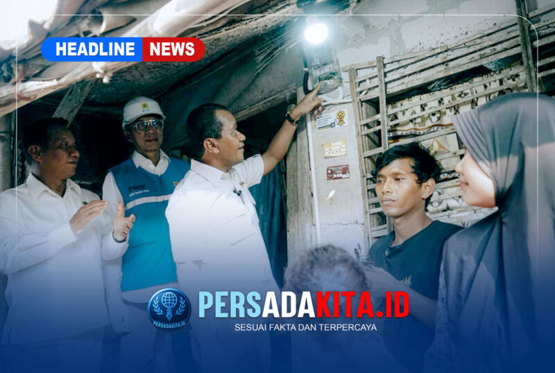 Menteri ESDM Bahlil Lahadalia meninjau langsung gardu distribusi dan kWh meter warga di Dusun Prau Bosok, Desa Muara Baru, Karawang, Kamis (15/10/2026).