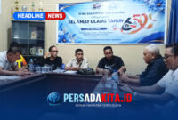 Pelaksana Tugas (Plt.) Ketua PWI Sultra, Sarjono, S.Sos., M.AP., (tengah) memimpin rapat persiapan konferensi di Kantor PWI Sultra, Jumat (23/10/2026). (Foto: PERS Media Group)