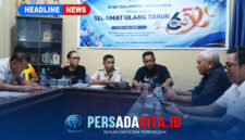 Pelaksana Tugas (Plt.) Ketua PWI Sultra, Sarjono, S.Sos., M.AP., (tengah) memimpin rapat persiapan konferensi di Kantor PWI Sultra, Jumat (23/10/2026). (Foto: PERS Media Group)