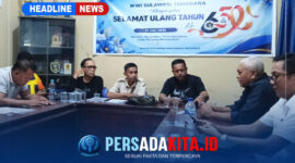 Pelaksana Tugas (Plt.) Ketua PWI Sultra, Sarjono, S.Sos., M.AP., (tengah) memimpin rapat persiapan konferensi di Kantor PWI Sultra, Jumat (23/10/2026). (Foto: PERS Media Group)