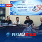 Pelaksana Tugas (Plt.) Ketua PWI Sultra, Sarjono, S.Sos., M.AP., (tengah) memimpin rapat persiapan konferensi di Kantor PWI Sultra, Jumat (23/10/2026). (Foto: PERS Media Group)