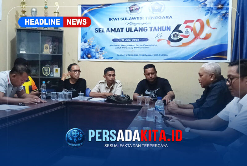 Pelaksana Tugas (Plt.) Ketua PWI Sultra, Sarjono, S.Sos., M.AP., (tengah) memimpin rapat persiapan konferensi di Kantor PWI Sultra, Jumat (23/10/2026). (Foto: PERS Media Group)