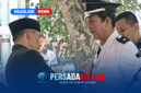 Bupati Konawe secara simbolis menyematkan tanda jabatan kepada Suparman Pagala sebagai Kepala Desa Lerehoma. (Foto: Persada Kita)